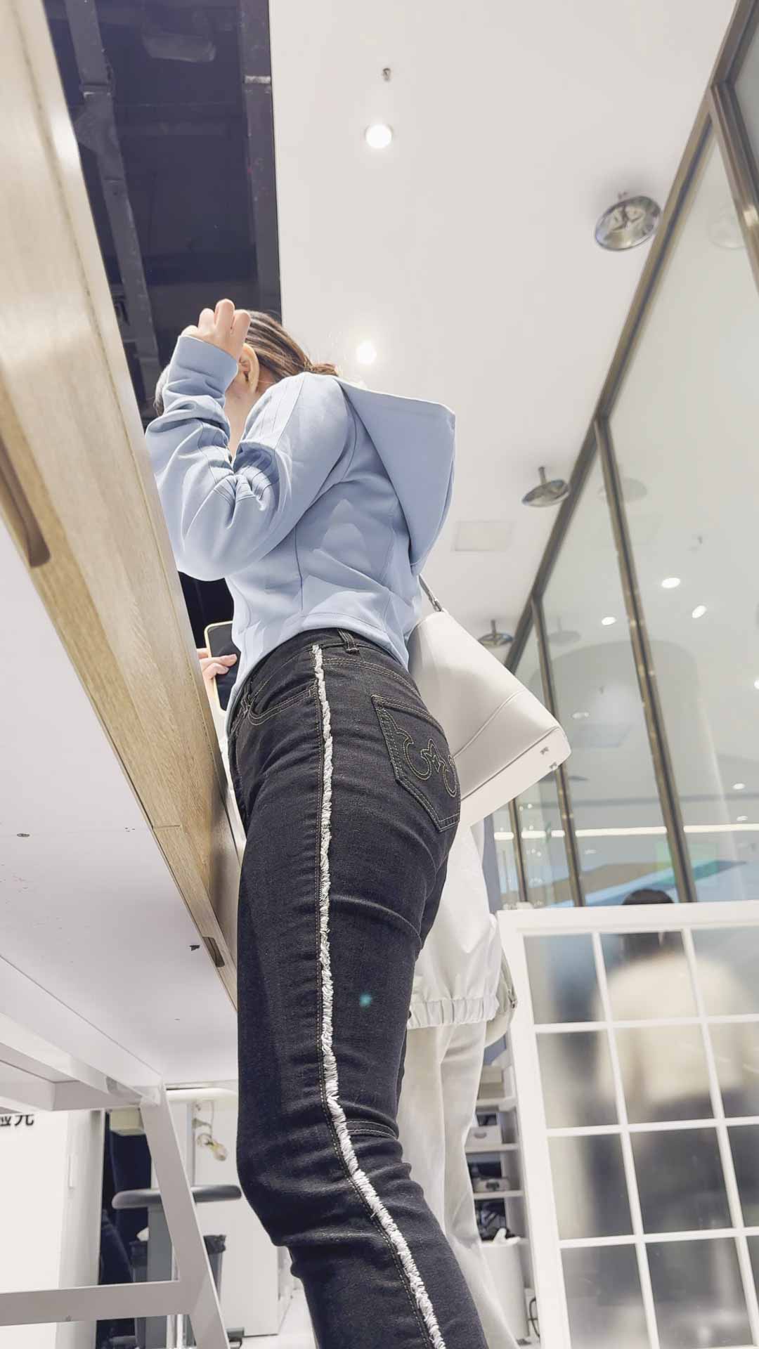 牛仔裤完美地贴合她性感的紧致臀部