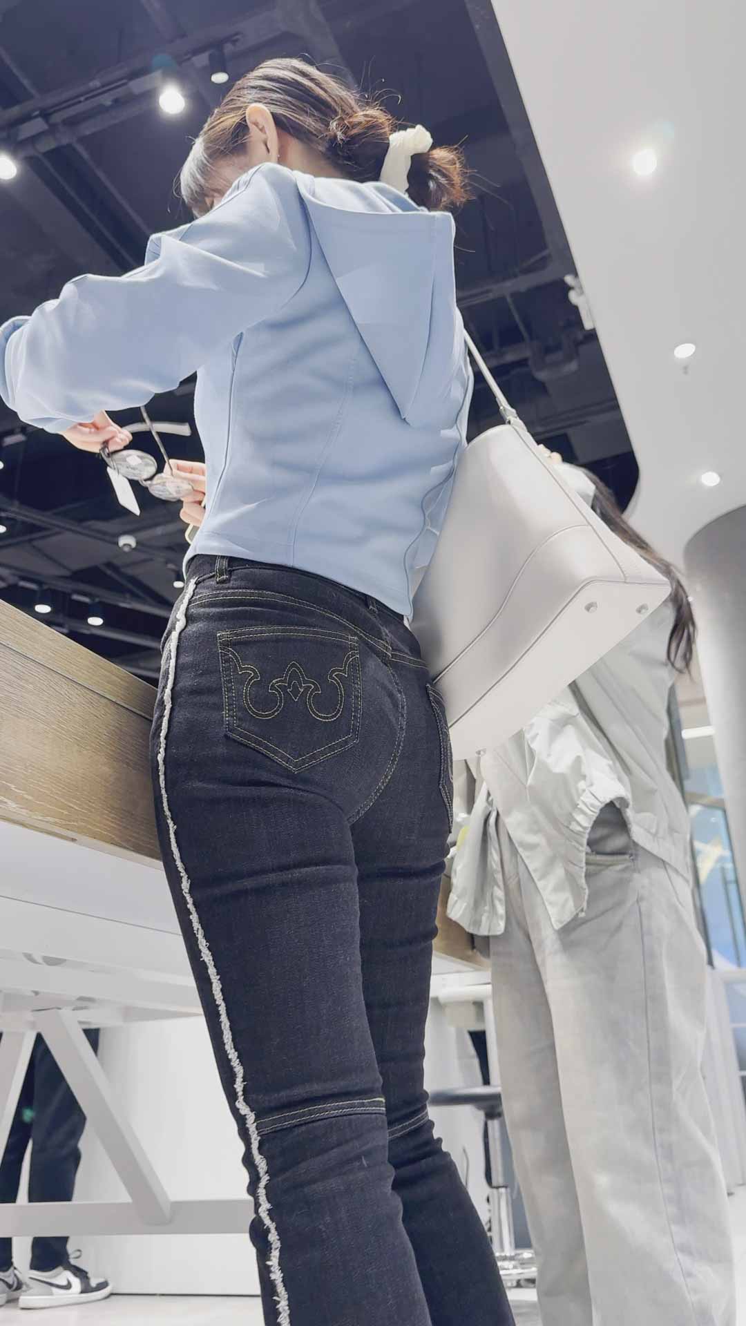 牛仔裤完美地贴合她性感的紧致臀部