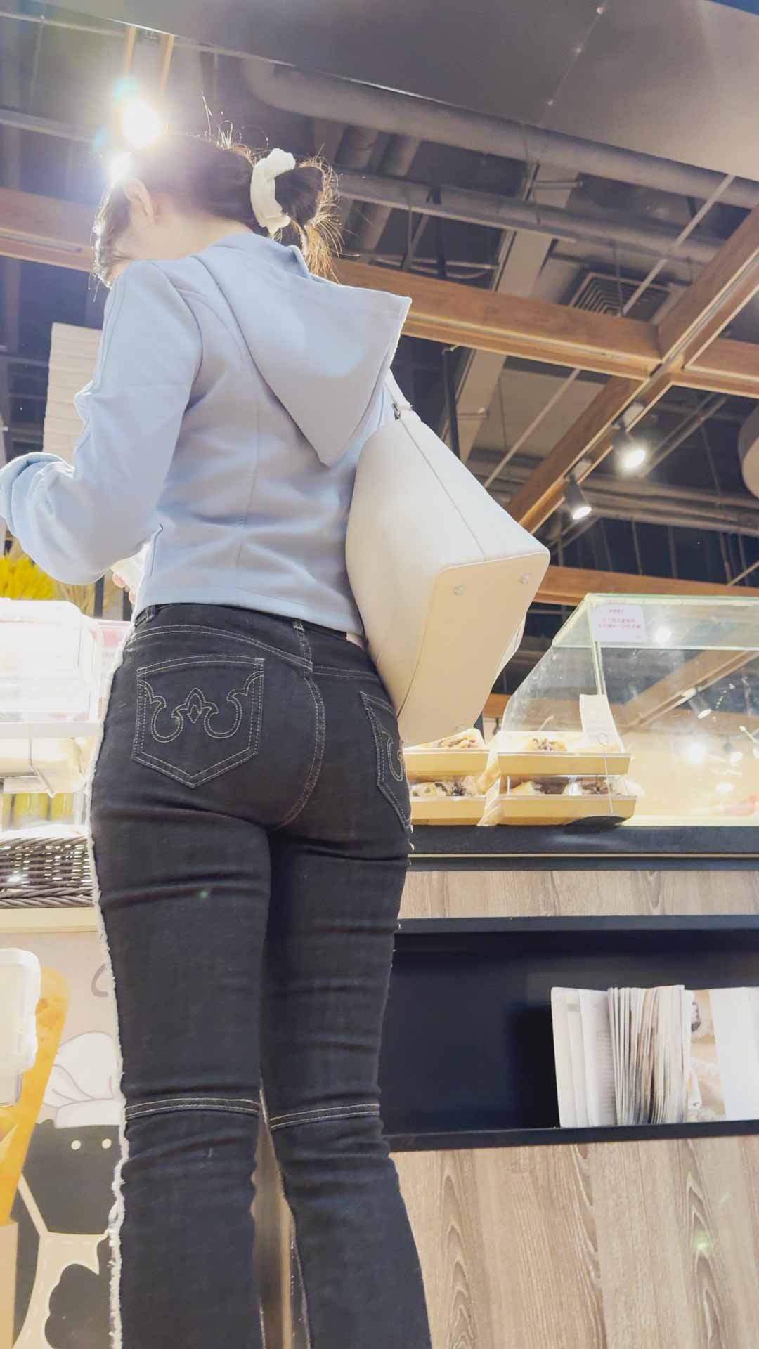 牛仔裤完美地贴合她性感的紧致臀部