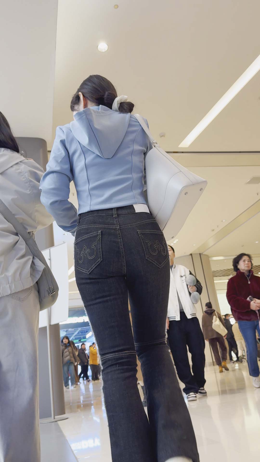 牛仔裤完美地贴合她性感的紧致臀部