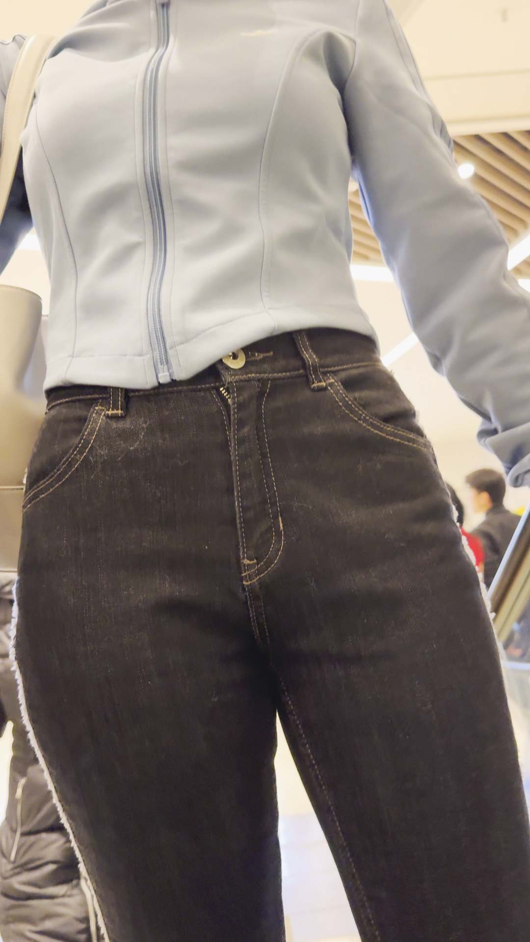 牛仔裤完美地贴合她性感的紧致臀部