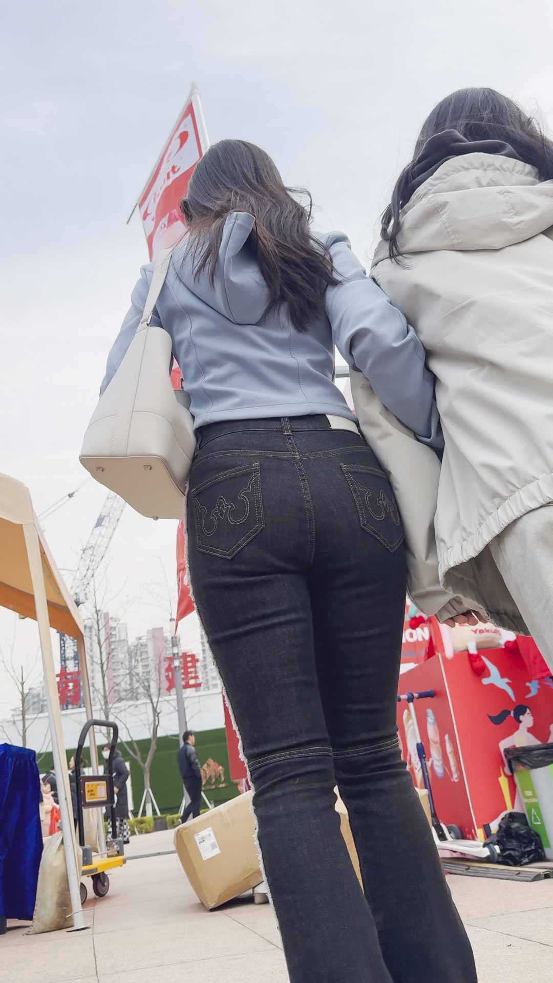 牛仔裤完美地贴合她性感的紧致臀部