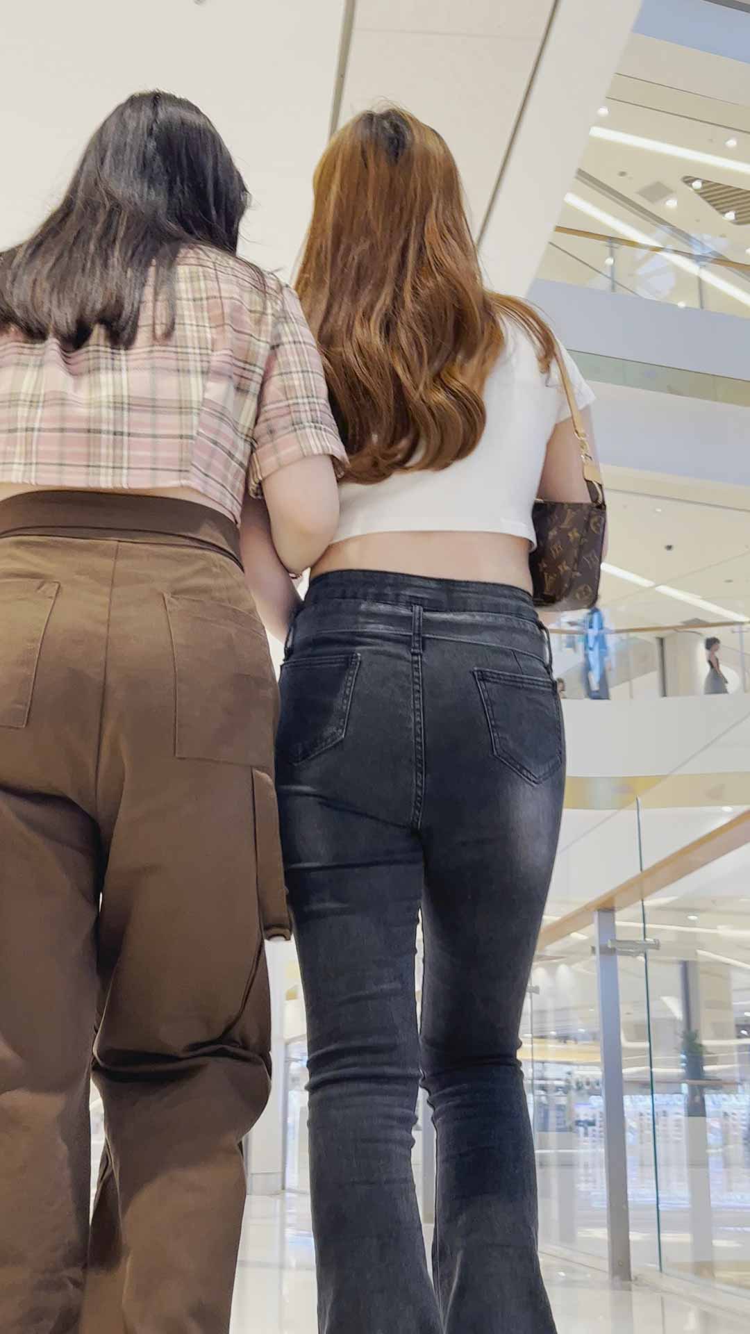 露腰金三角紧臀小姐姐