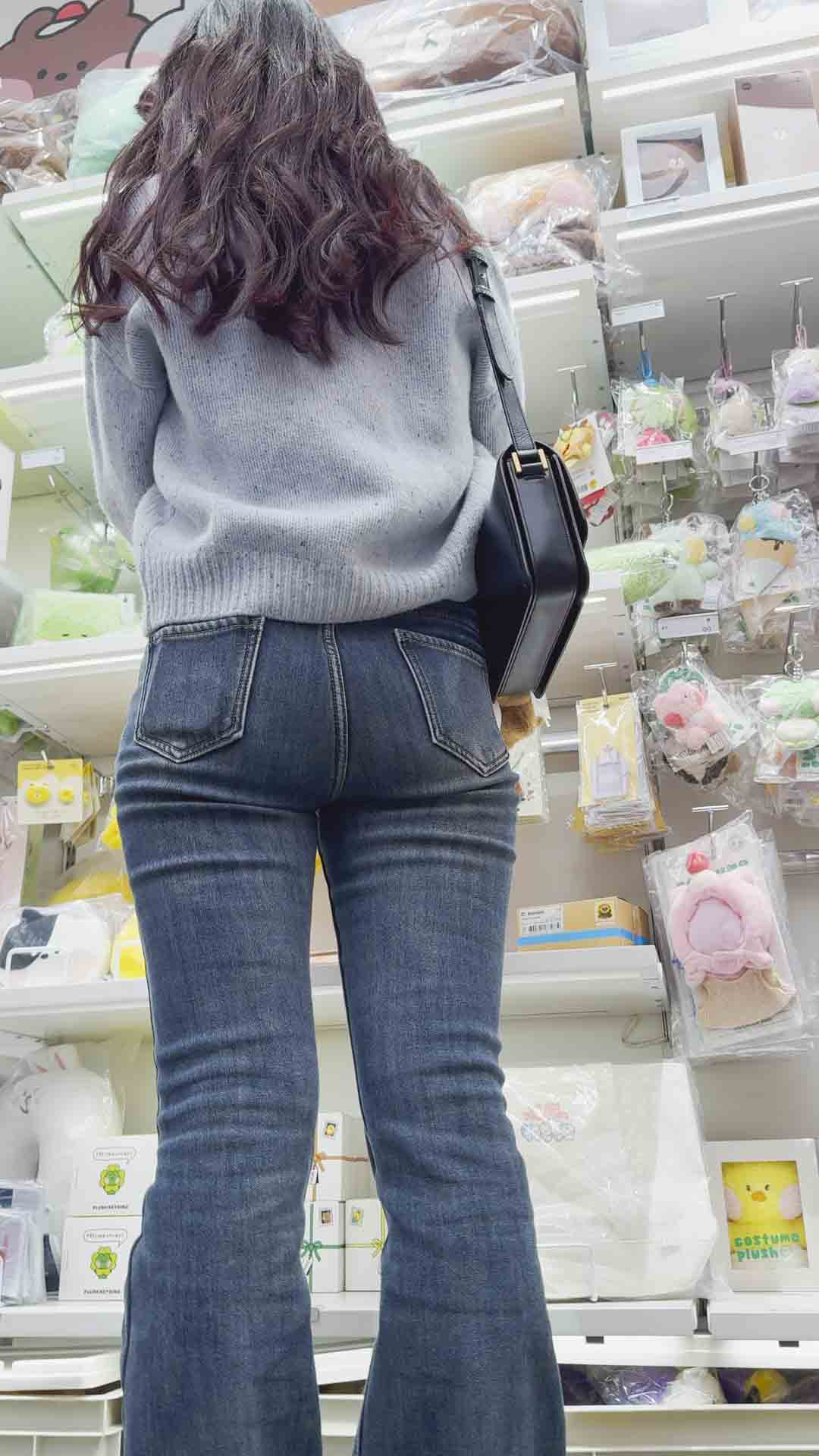 浅蓝高腰牛仔裤巨臀妹子