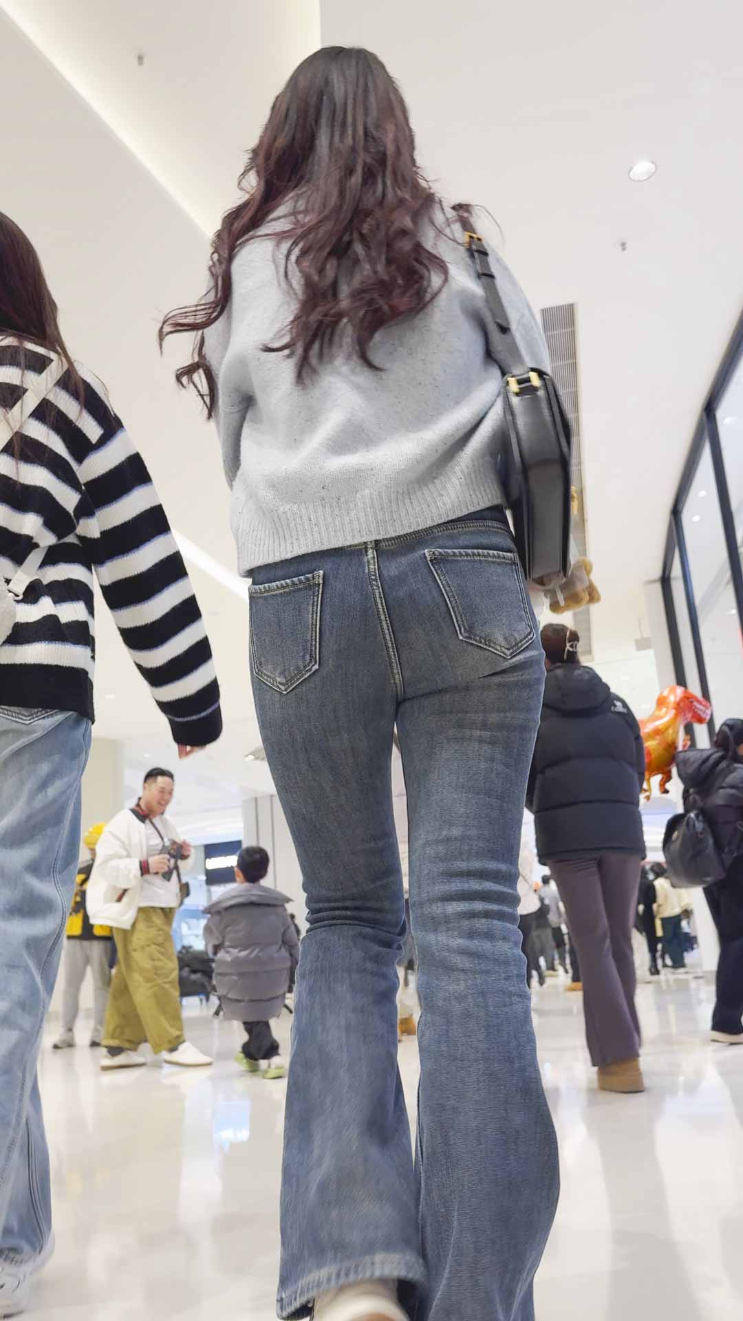 浅蓝高腰牛仔裤巨臀妹子