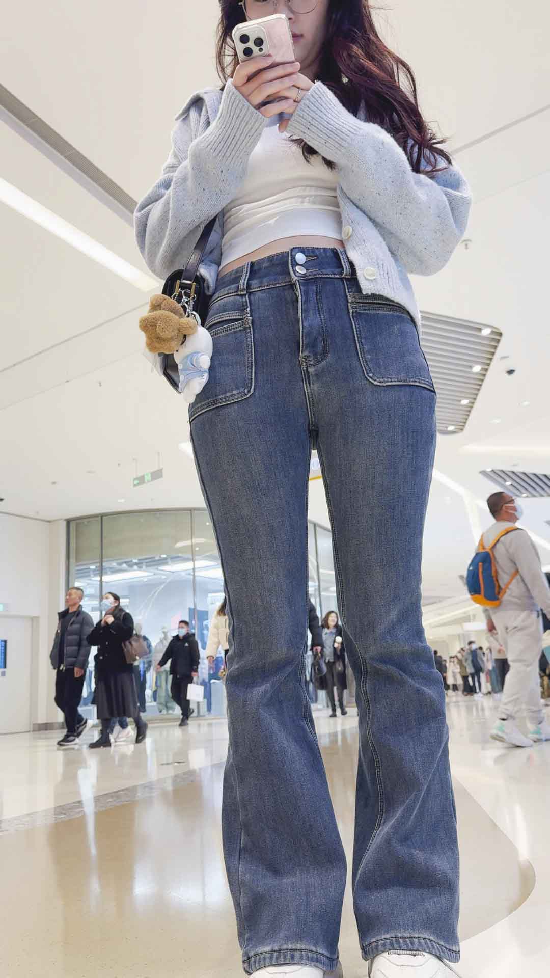 浅蓝高腰牛仔裤巨臀妹子