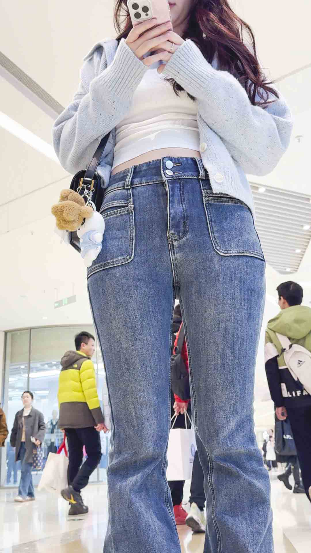 浅蓝高腰牛仔裤巨臀妹子