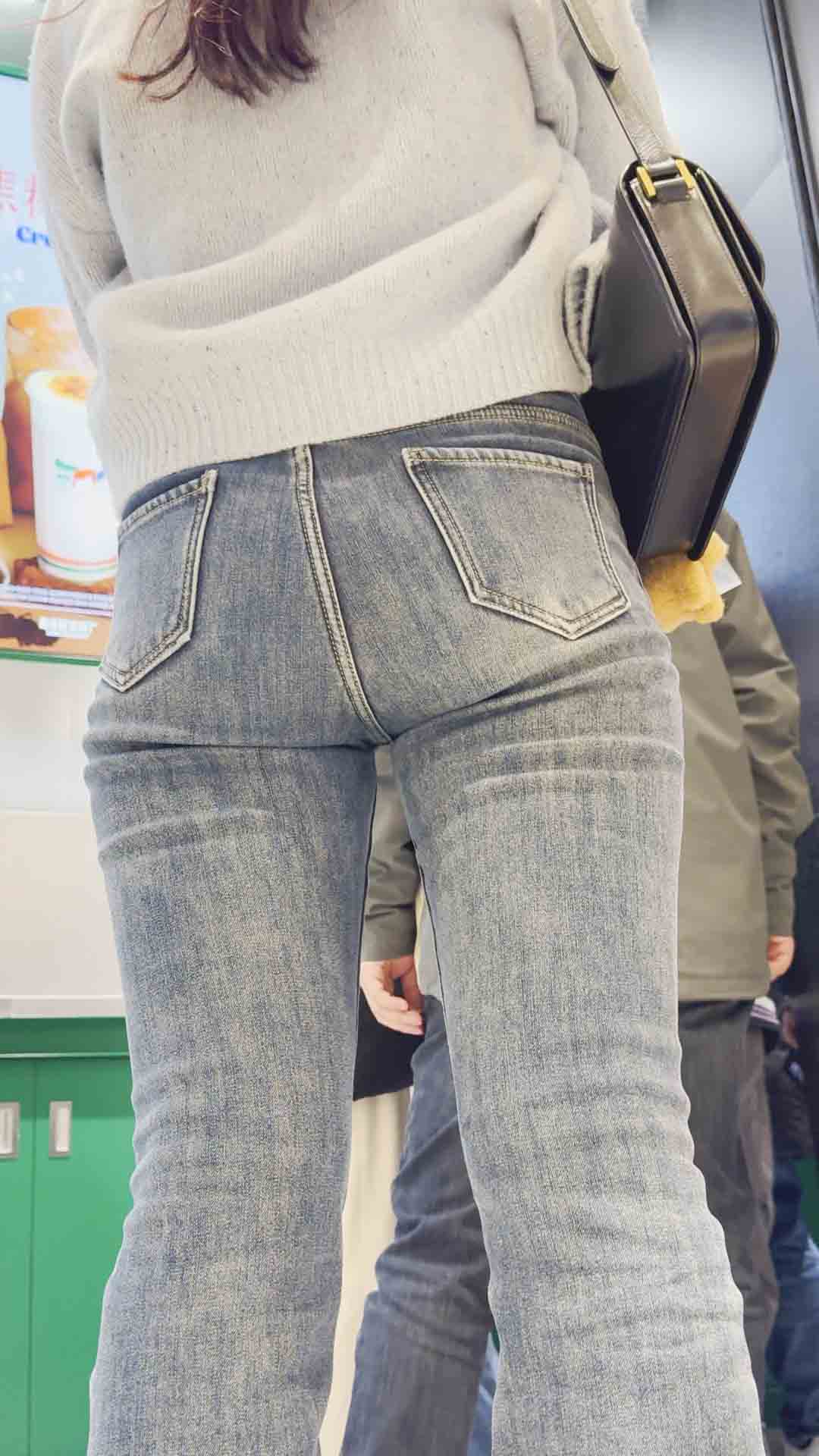 浅蓝高腰牛仔裤巨臀妹子