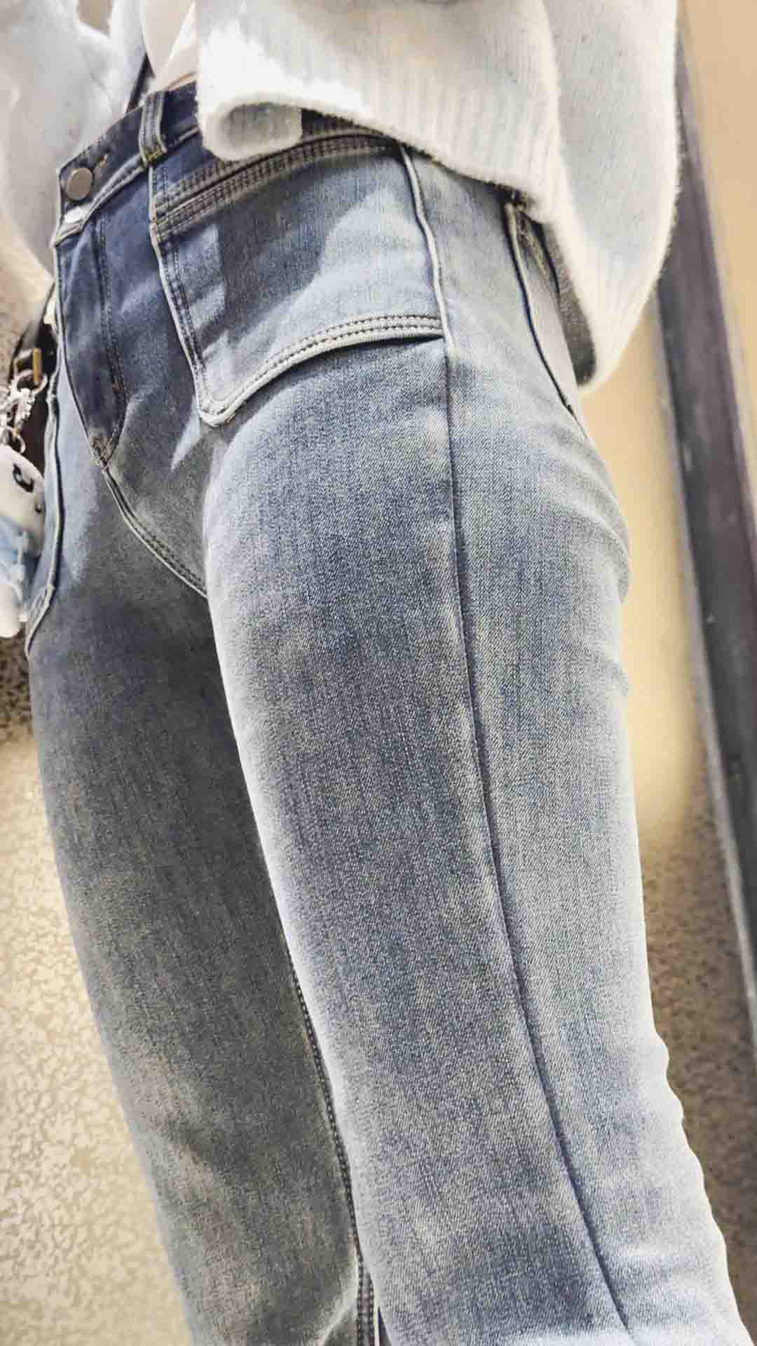 浅蓝高腰牛仔裤巨臀妹子