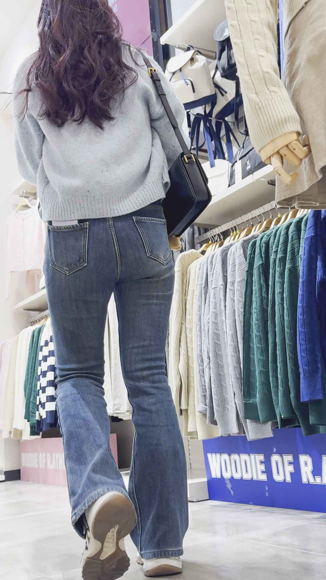 浅蓝高腰牛仔裤巨臀妹子