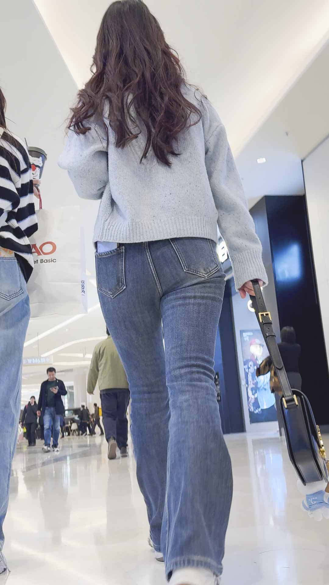 浅蓝高腰牛仔裤巨臀妹子