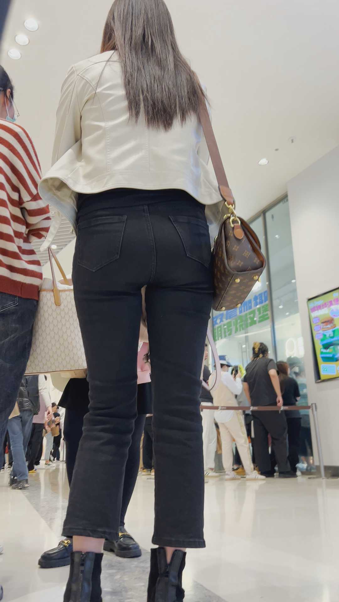 春节献礼黑牛仔大宽臀小姐姐