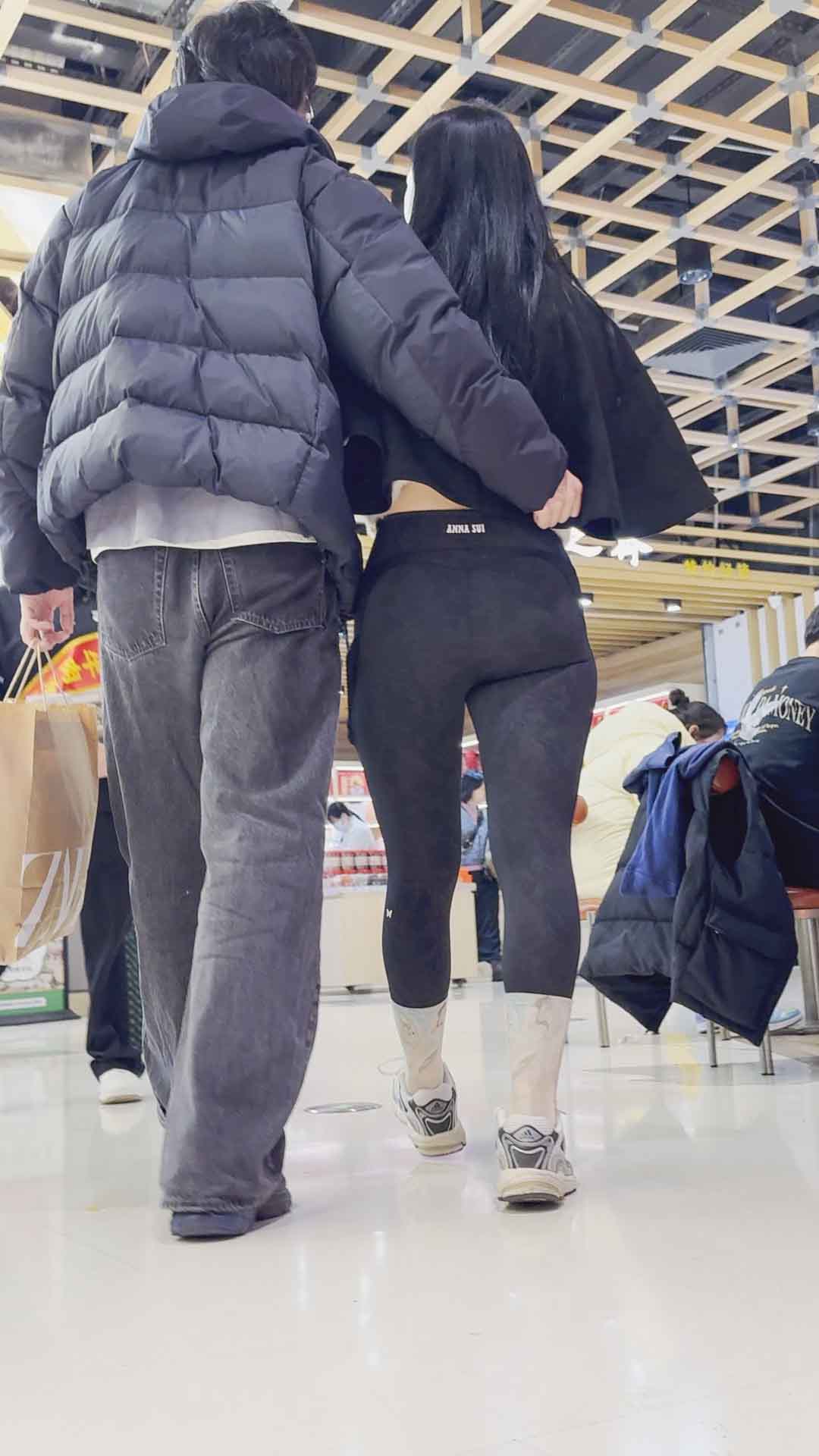 春节献礼巨大的臀部，仿佛两座巍峨的山峰，高耸挺拔