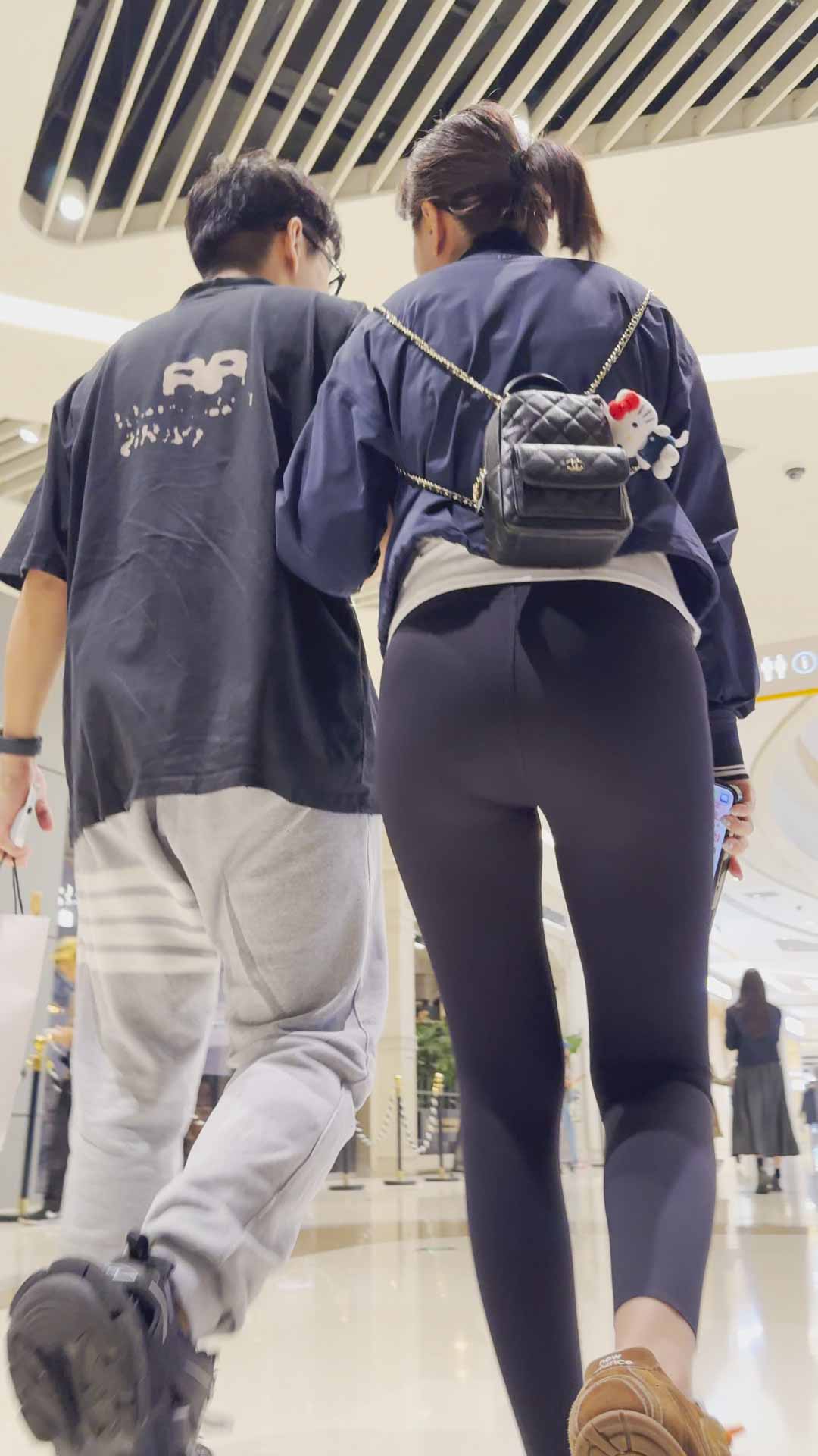 春节献礼黑裤翘臀高挑少妇