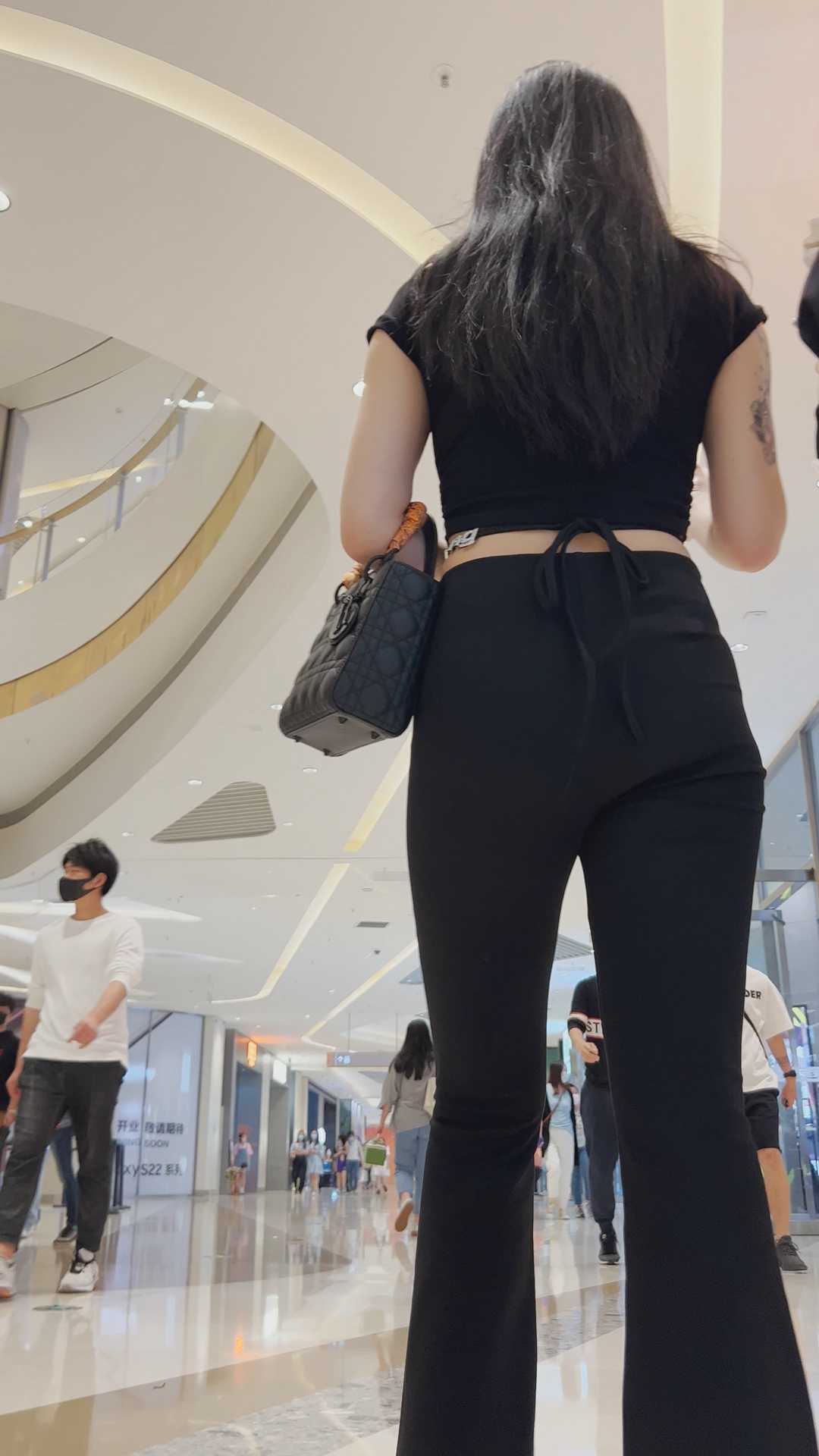 春节献礼极品黑西裤露腰胸器小姐姐