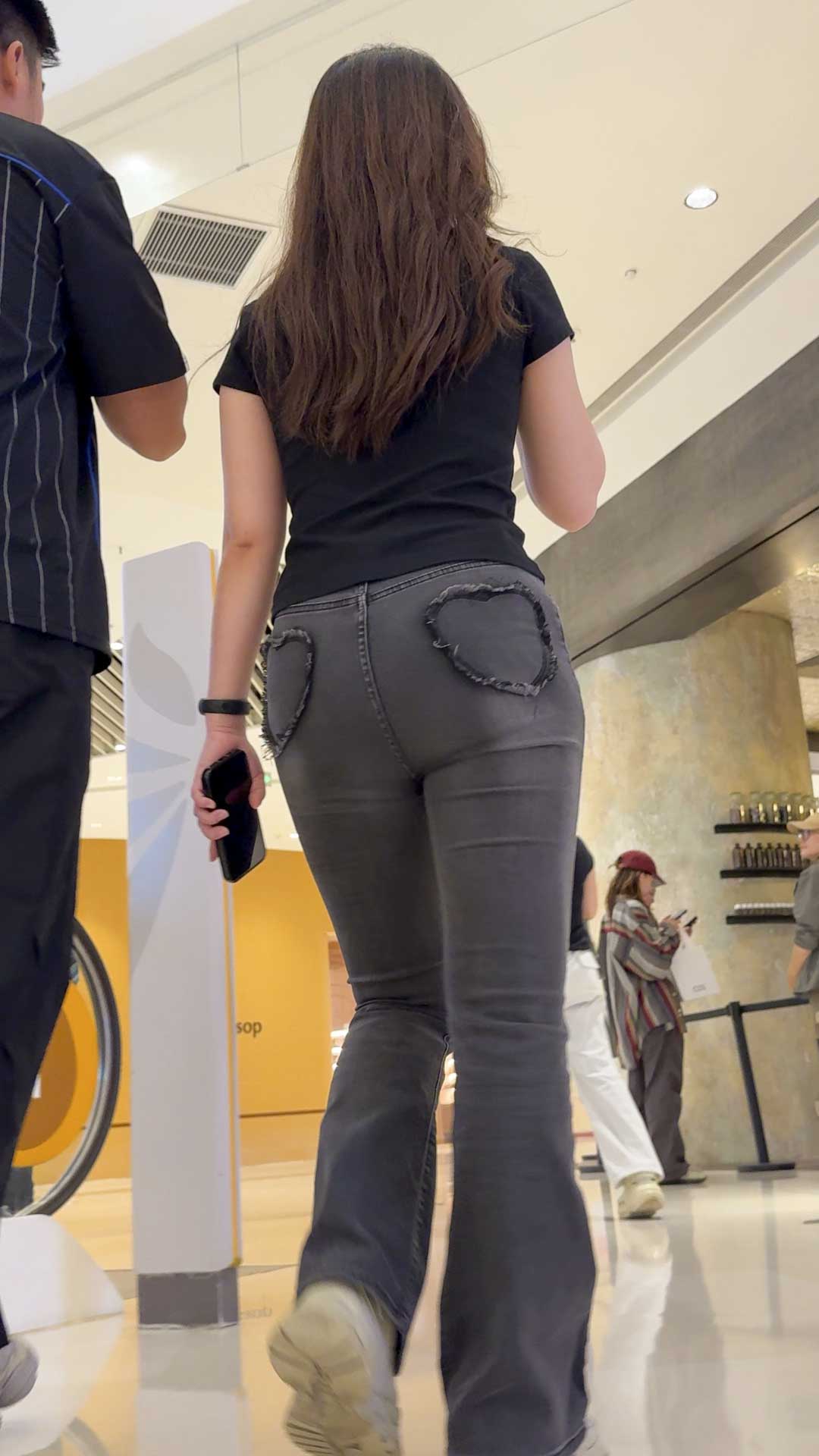 包臀灰牛仔紧身少妇