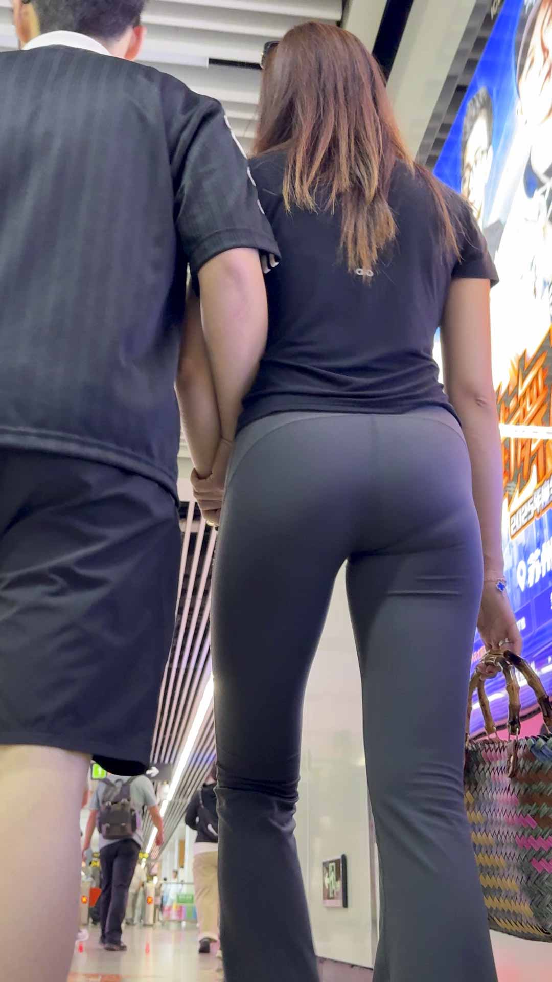 性感翘臀瑜伽裤小姐姐