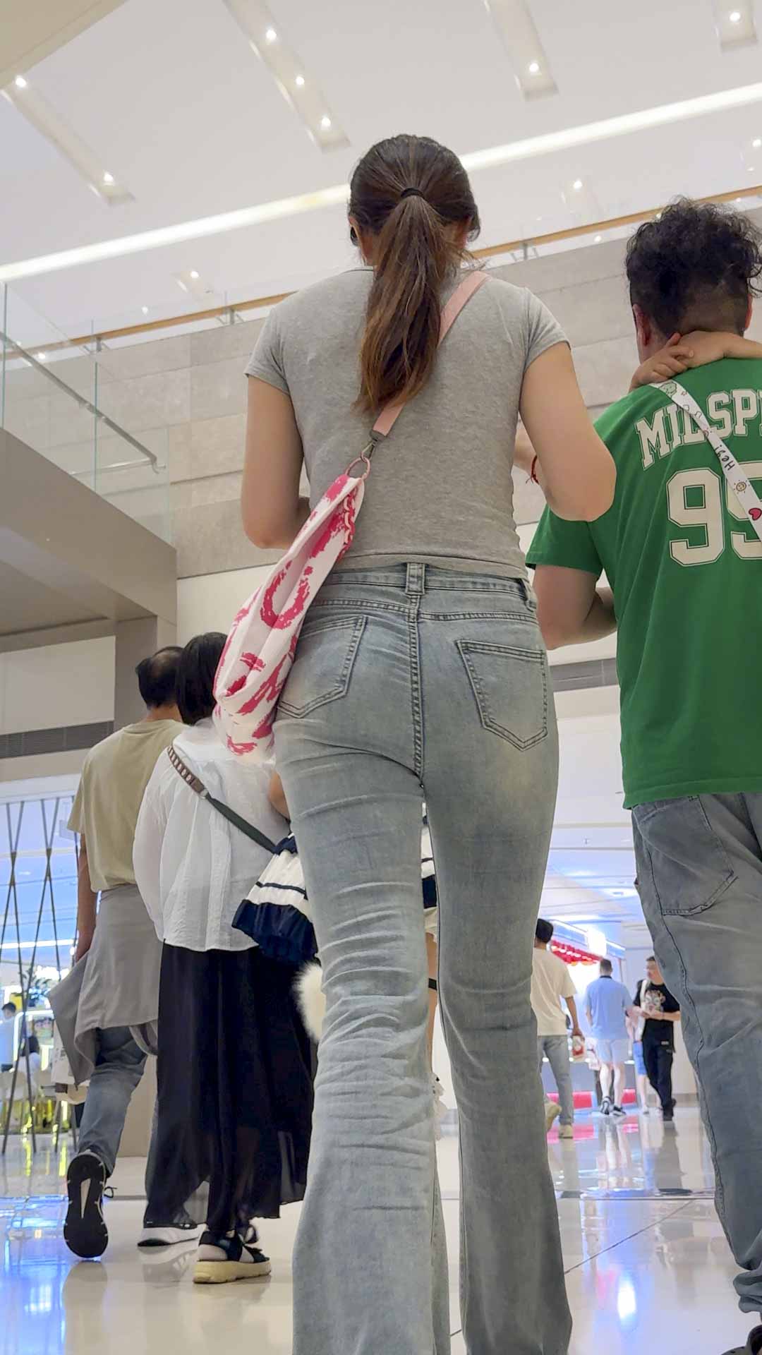 包臀紧牛仔紧内痕妈咪