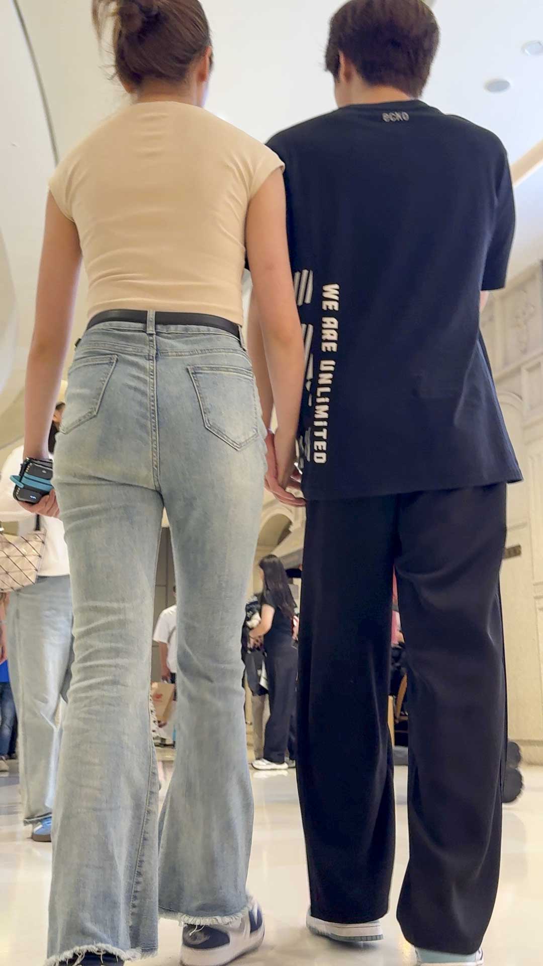 商场高腰紧臀牛仔裤