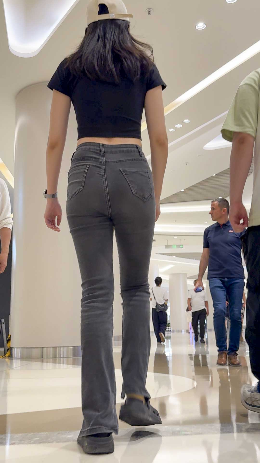 包臀黑裤紧内痕小姐姐