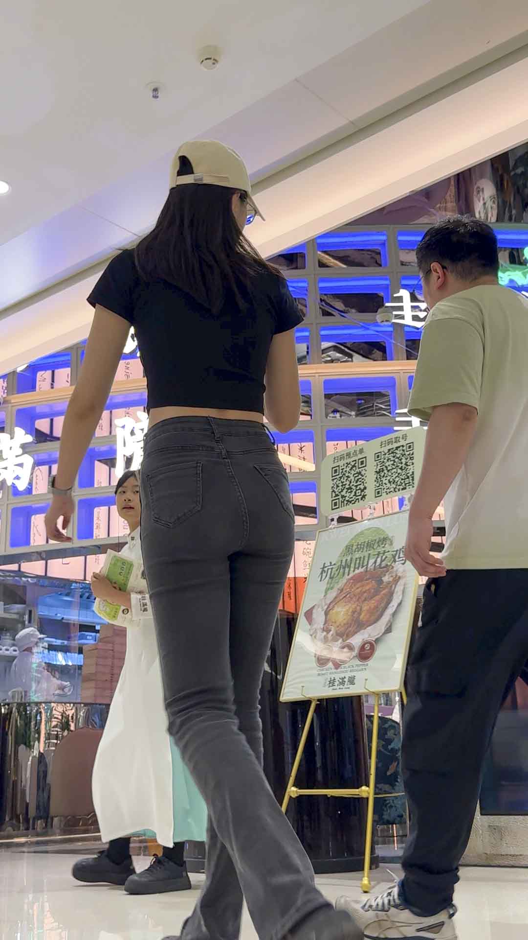 包臀黑裤紧内痕小姐姐