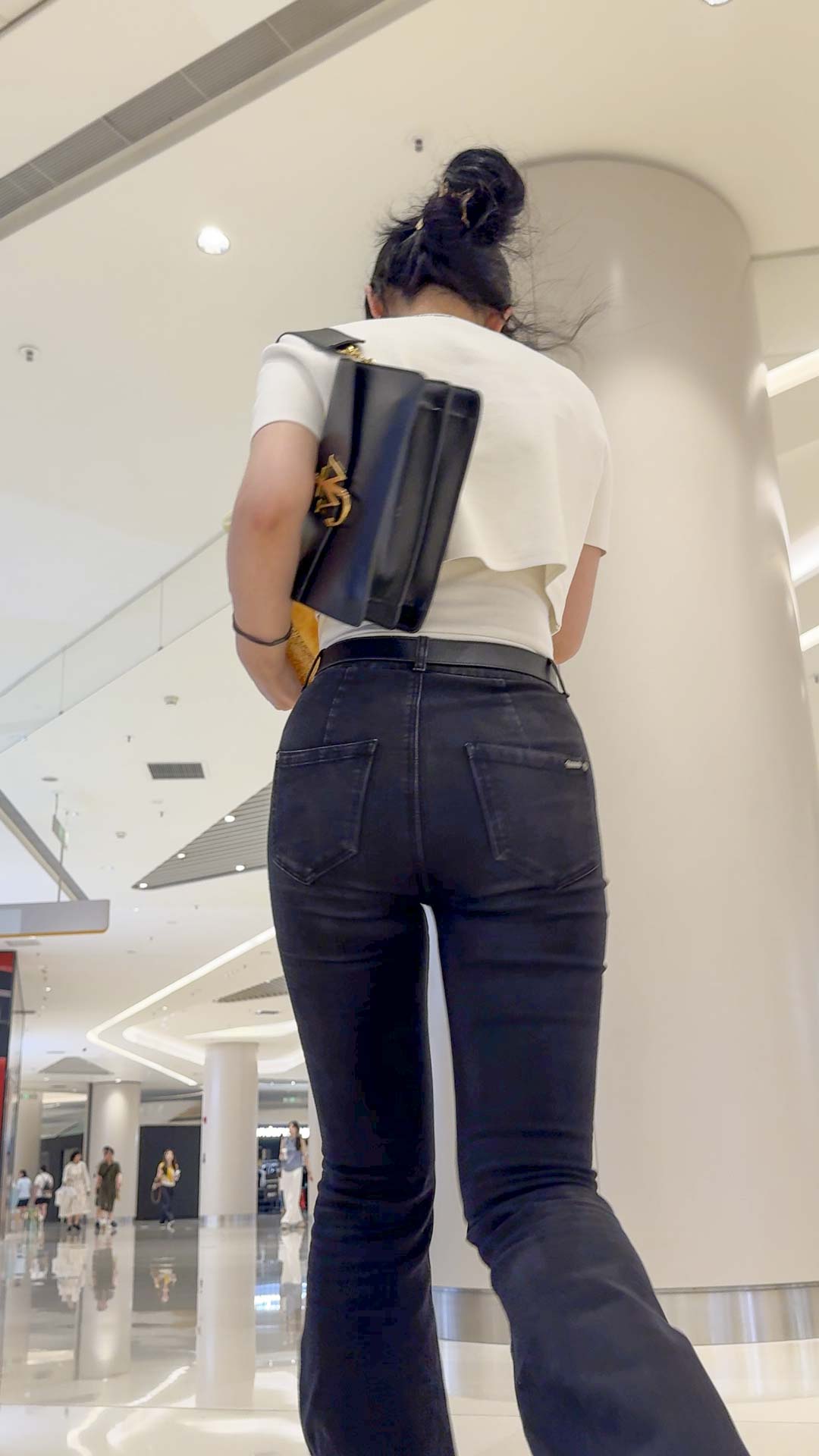 翘臀V内痕黑牛仔妹子