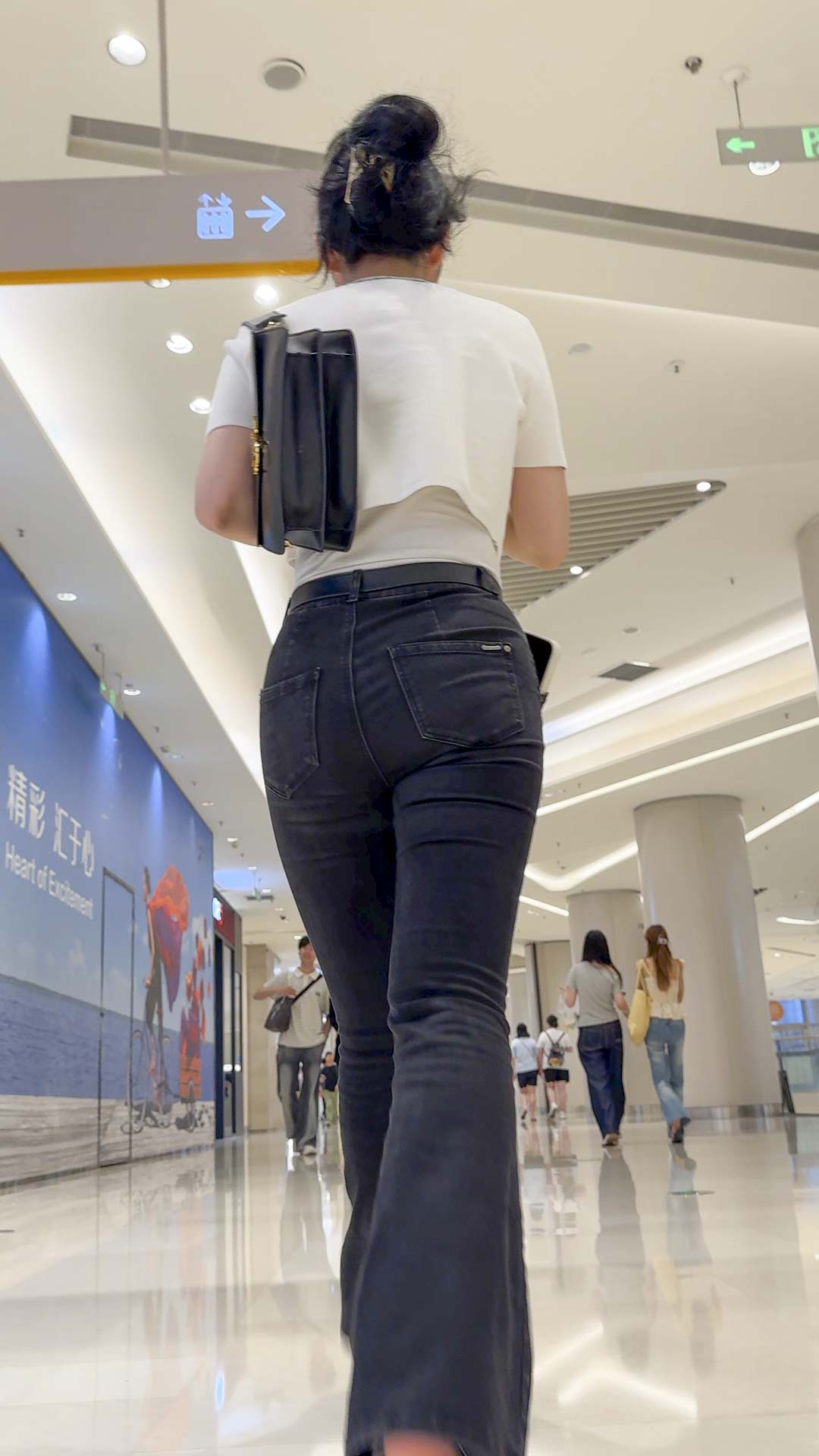 翘臀V内痕黑牛仔妹子