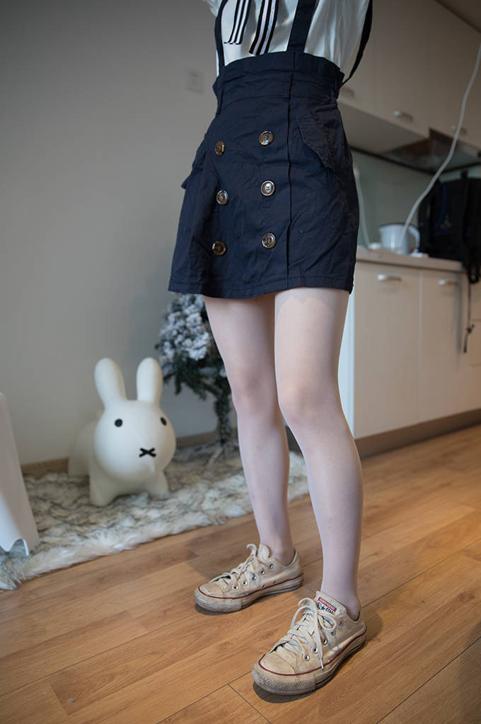 帆布鞋、白色丝袜
