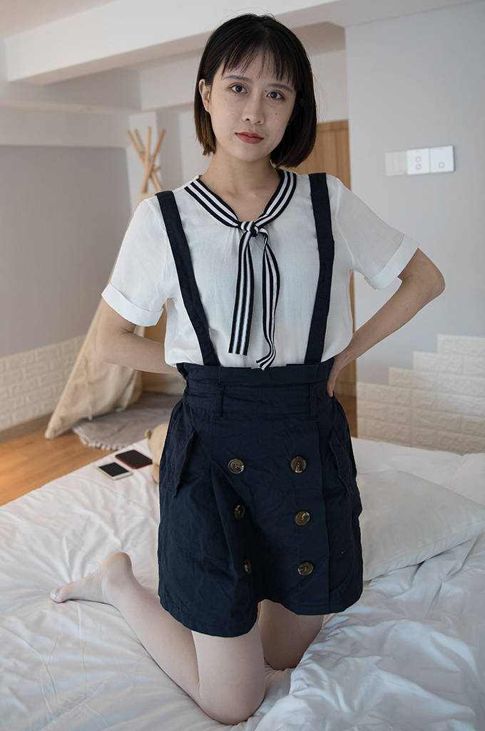 帆布鞋、白色丝袜