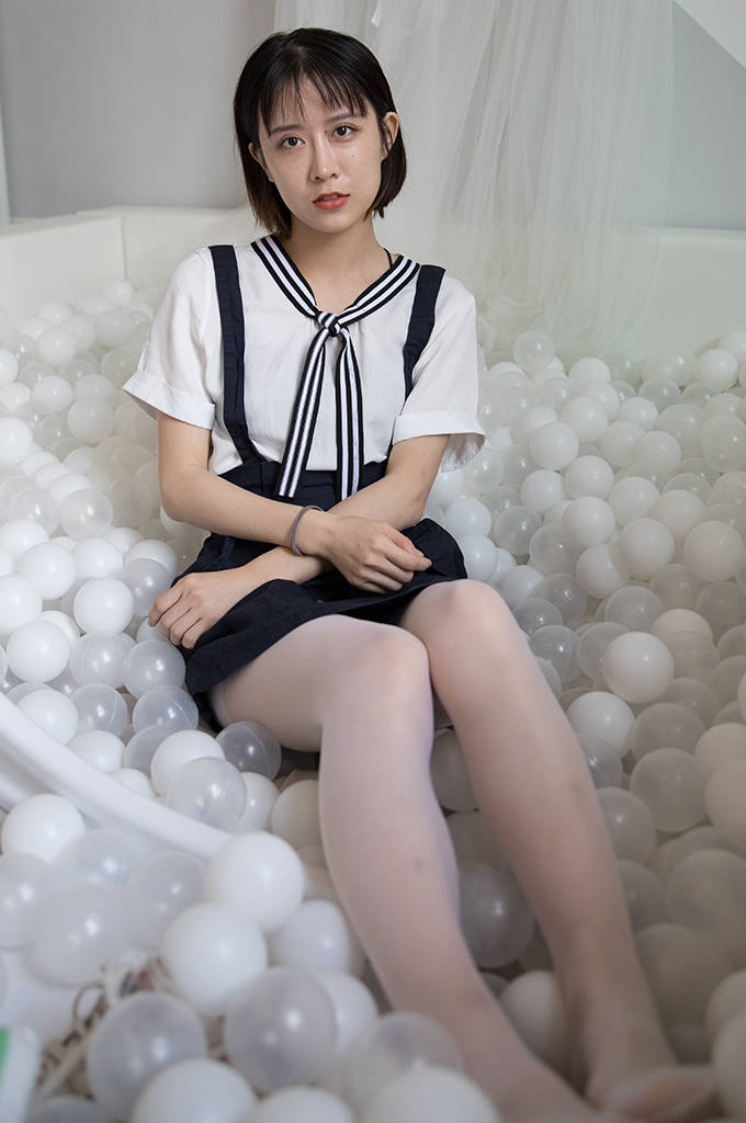 帆布鞋、白色丝袜