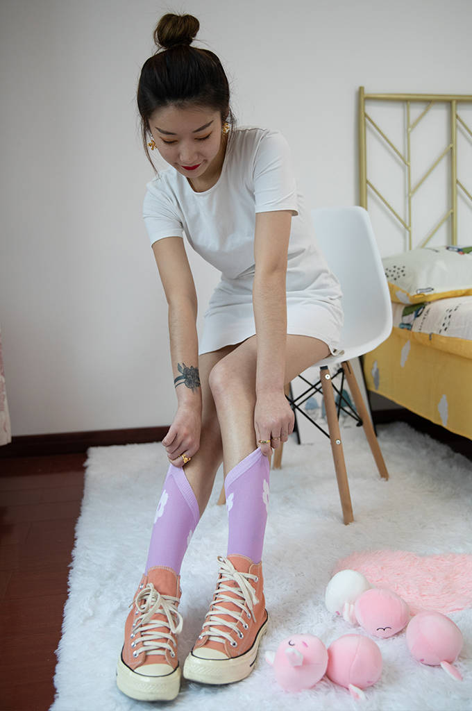 帆布鞋、粉色棉袜、裸足