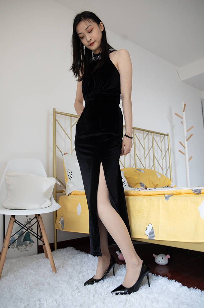 开衩连衣裙、高跟鞋、肉丝