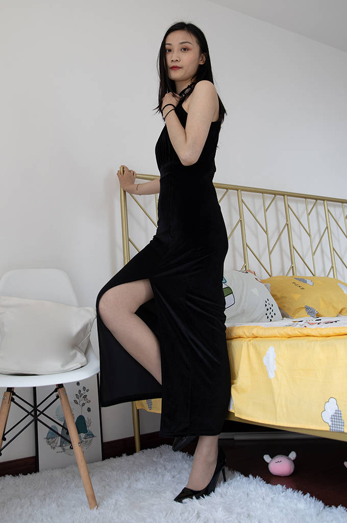 开衩连衣裙、高跟鞋、肉丝