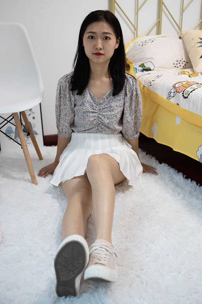 帆布鞋、粉色棉袜、裸足