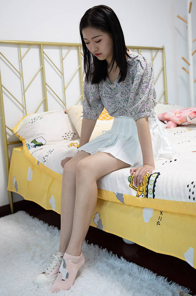 帆布鞋、粉色棉袜、裸足