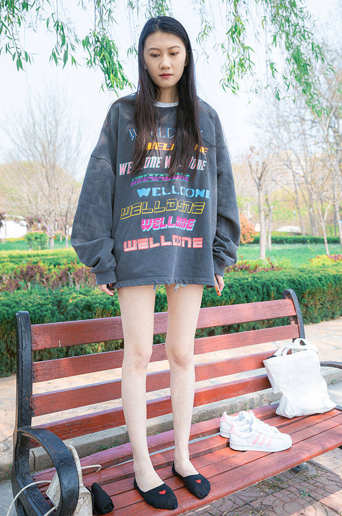 贝壳头、黑色船袜、粉色短棉袜、裸足