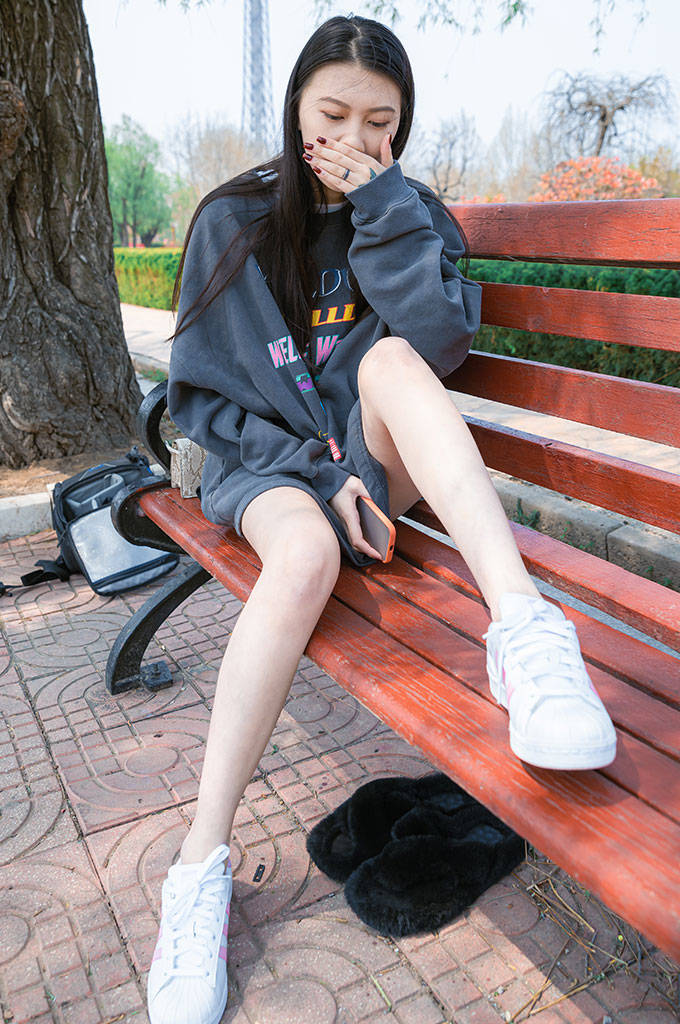 贝壳头、黑色船袜、粉色短棉袜、裸足