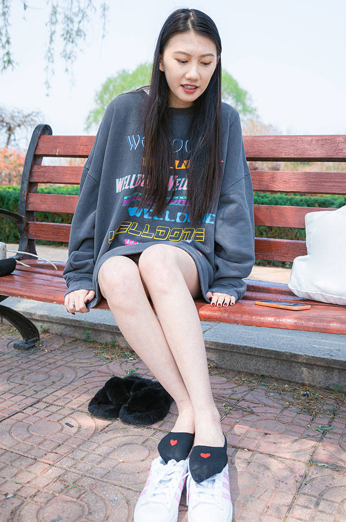 贝壳头、黑色船袜、粉色短棉袜、裸足