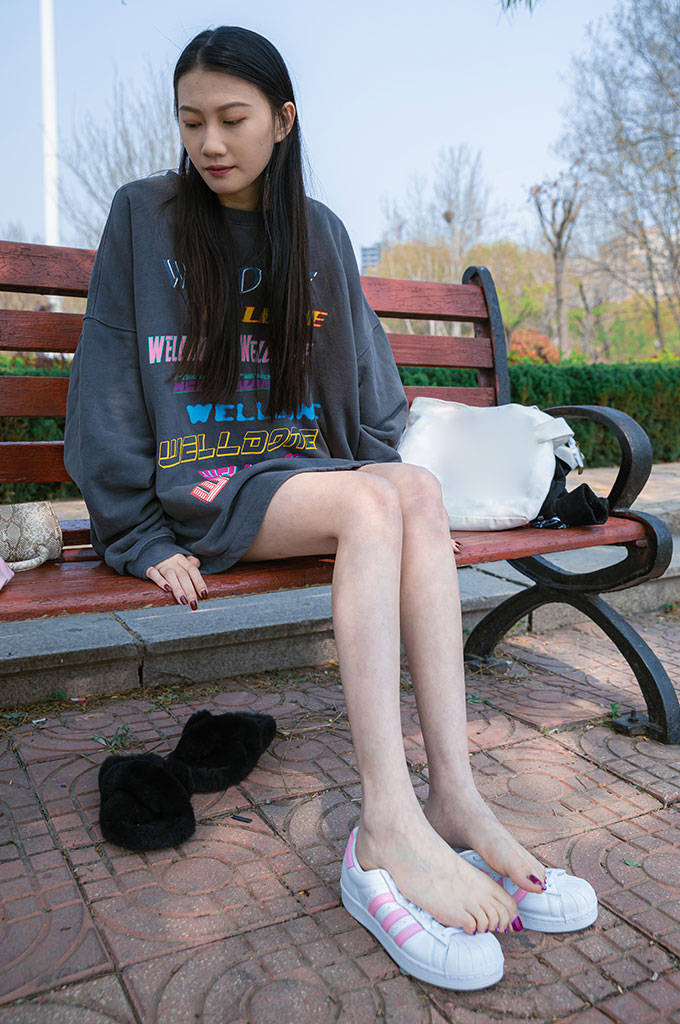 贝壳头、黑色船袜、粉色短棉袜、裸足