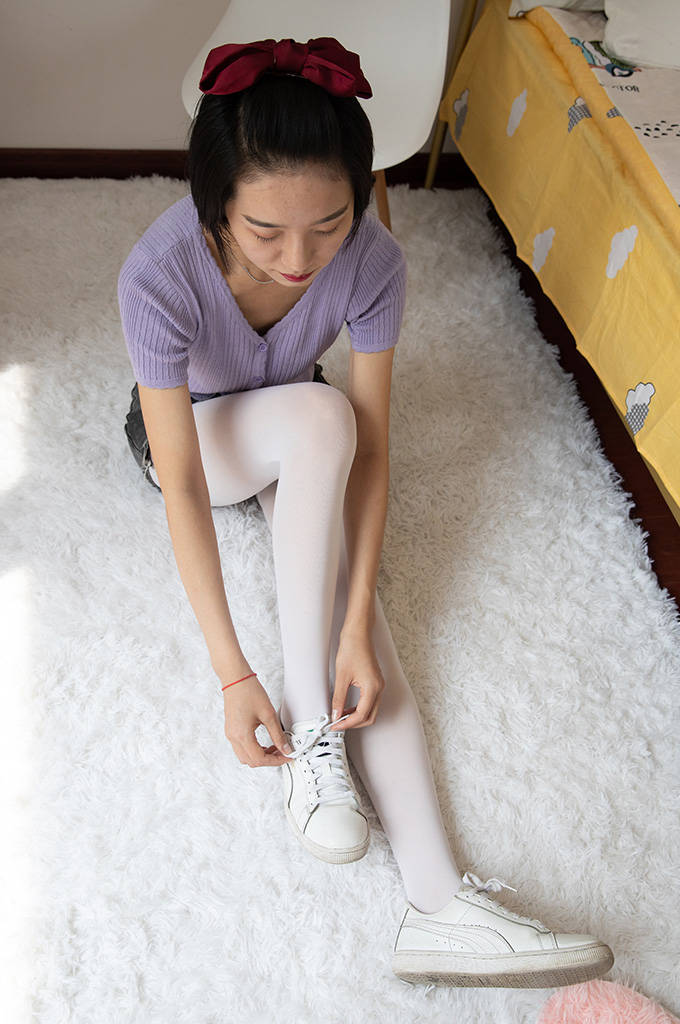 厚白丝、运动鞋、牛仔短裤