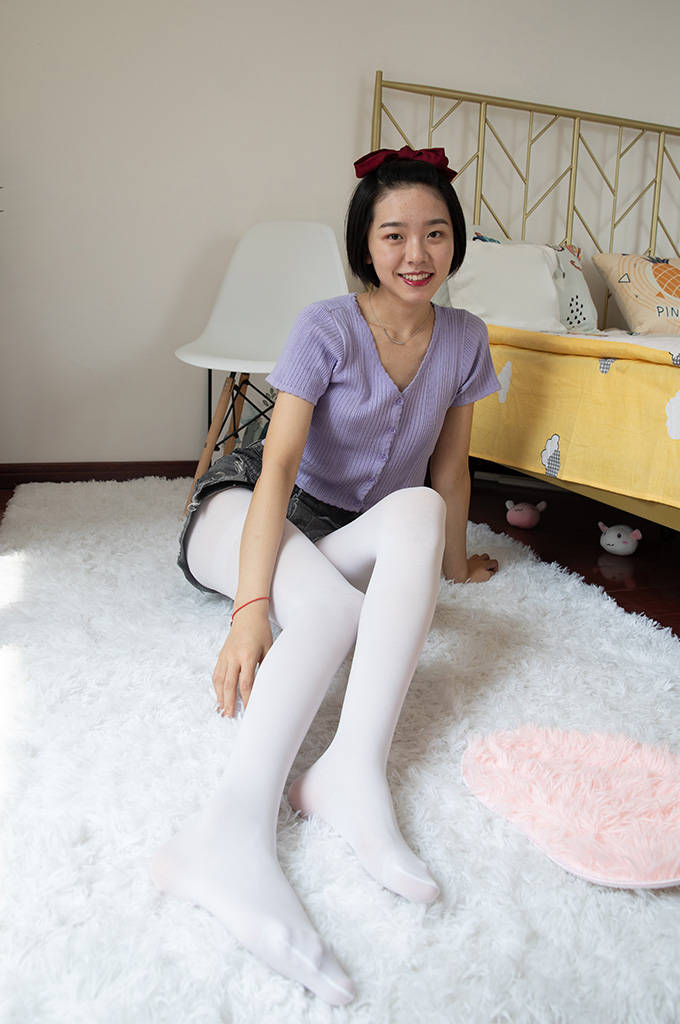 厚白丝、运动鞋、牛仔短裤