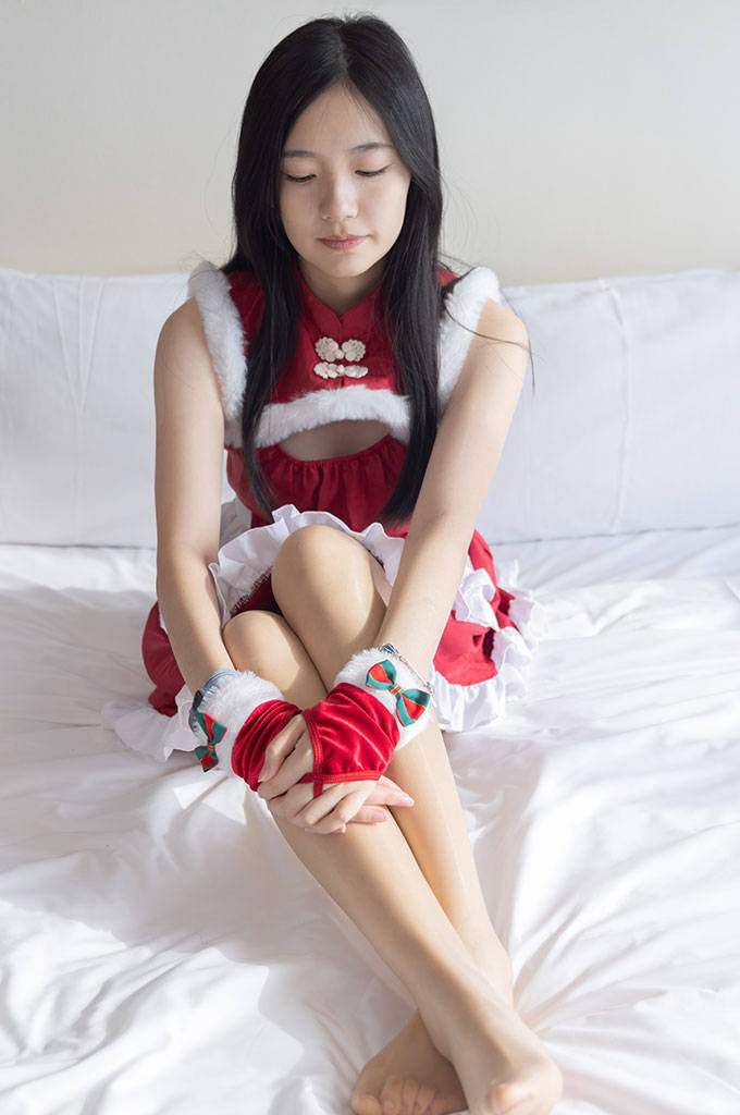 华伦天奴高跟鞋、油亮肉丝、油亮白丝、圣诞服、长发长腿美女