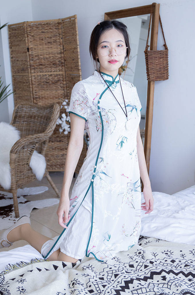 旗袍、厚肉丝、平底鞋