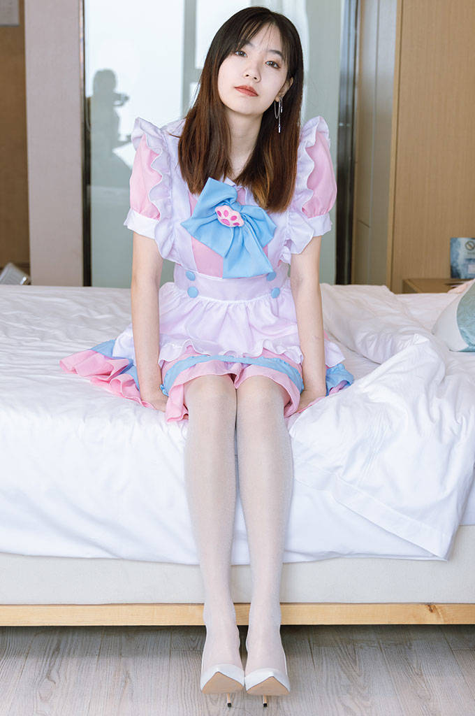 两双高跟鞋、珠光白丝、女仆装