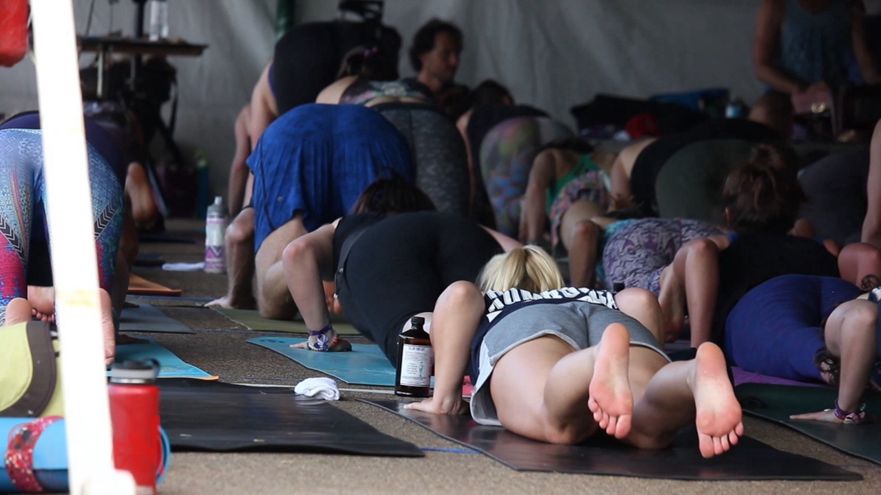 练习瑜伽的灰色短裤xinggan洋妞[552M/MP4]