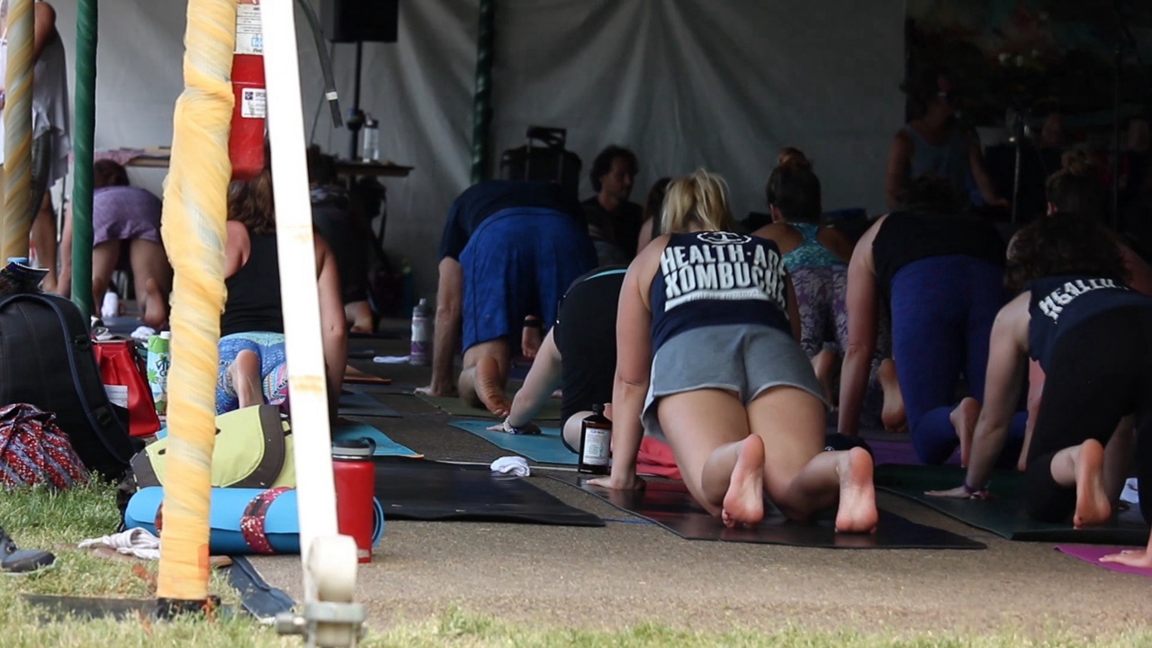 练习瑜伽的灰色短裤xinggan洋妞[552M/MP4]