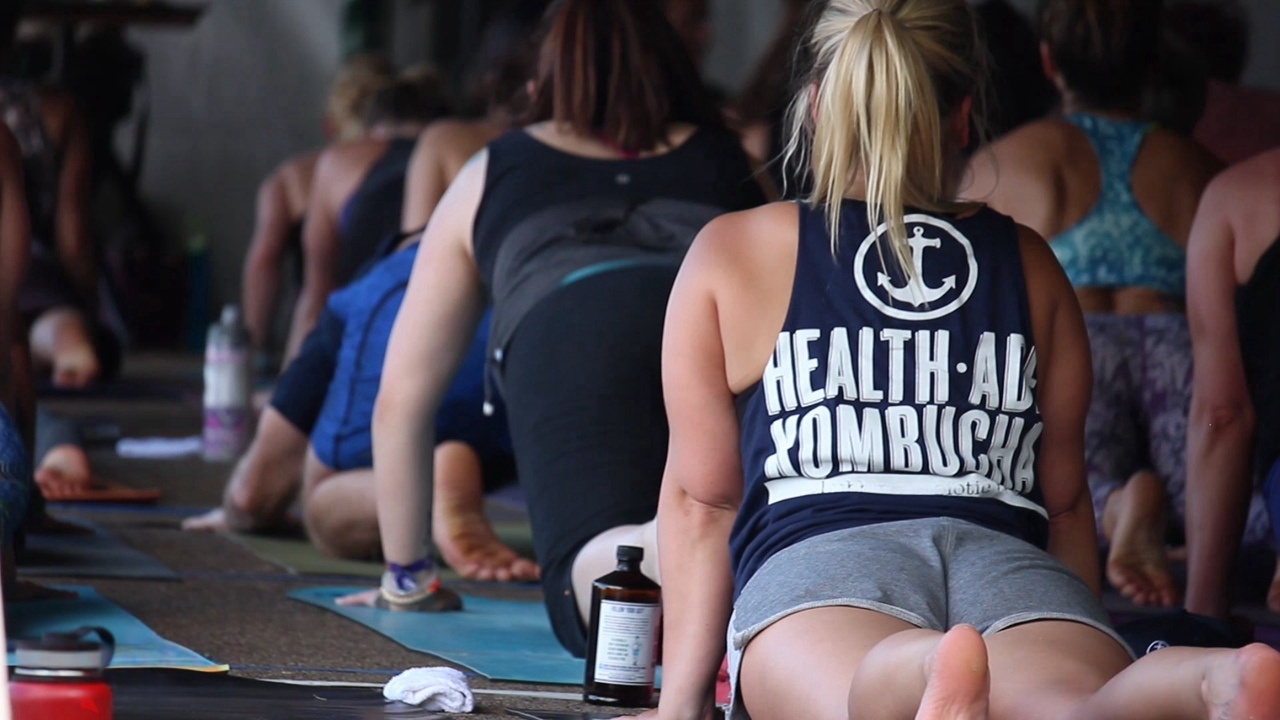 练习瑜伽的灰色短裤xinggan洋妞[552M/MP4]