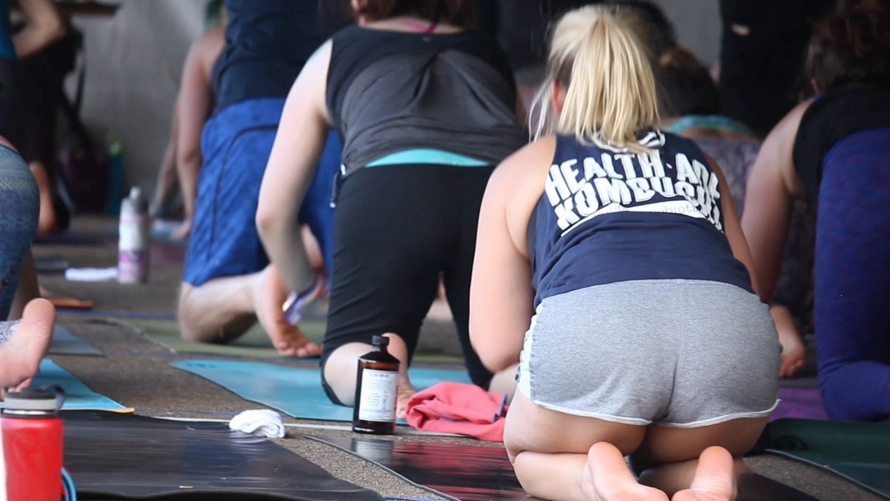 练习瑜伽的灰色短裤xinggan洋妞[552M/MP4]