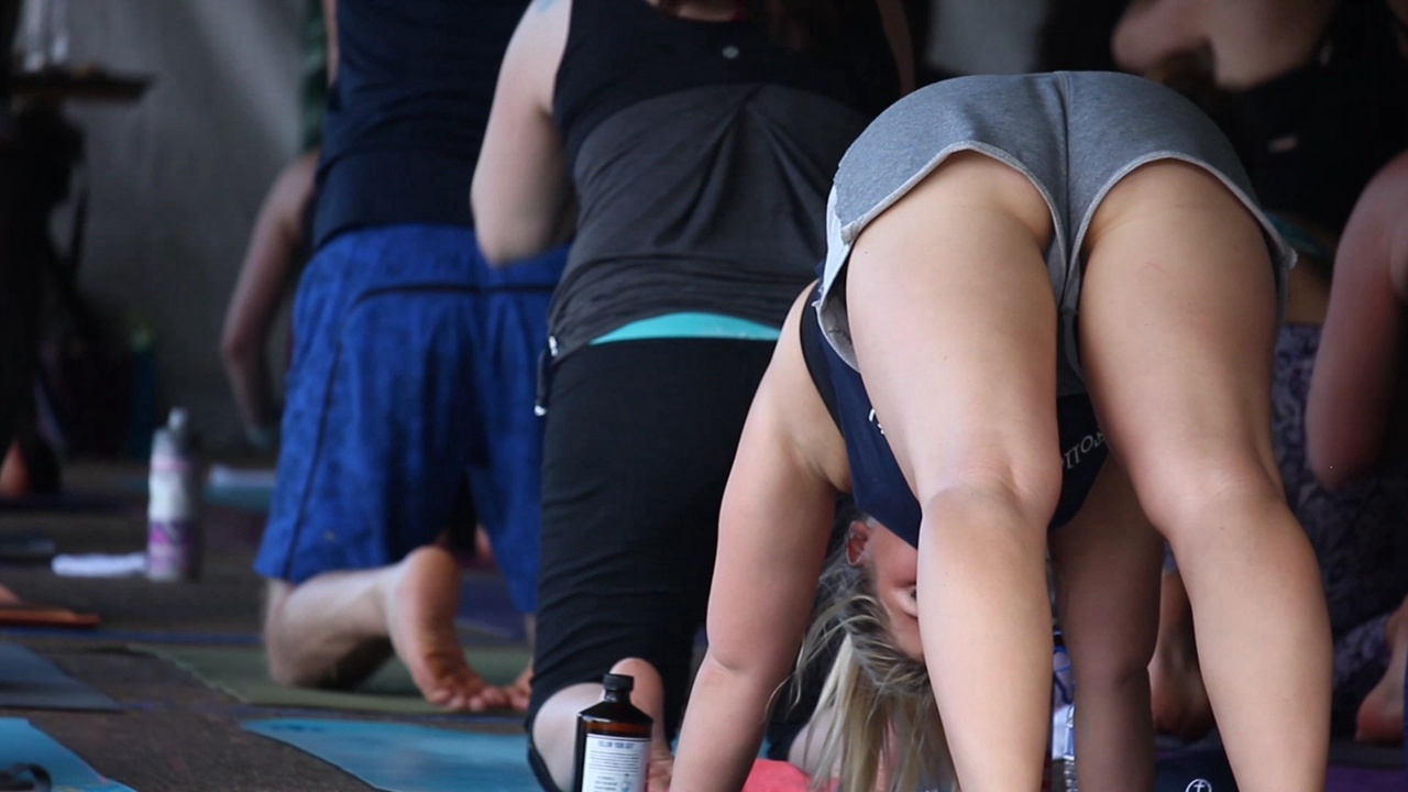 练习瑜伽的灰色短裤xinggan洋妞[552M/MP4]