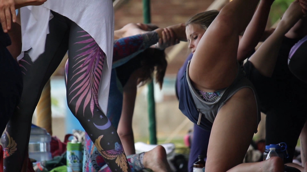 练习瑜伽的灰色短裤xinggan洋妞[552M/MP4]